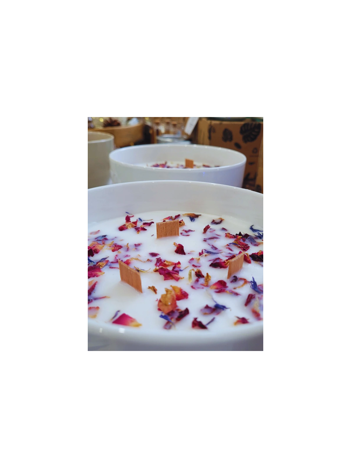 Bougie Bohème 500 g en porcelaine — 3 mèches bois crépitantes | Violette Rose | Fleurs séchées | TEKAMAKA