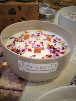 Bougie Bohème 500 g en porcelaine — 3 mèches bois crépitantes | Violette Rose | Fleurs séchées | TEKAMAKA