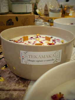 Bougie Bohème 500 g en porcelaine — 3 mèches bois crépitantes | Essence de Santal  | Fleurs séchées | TEKAMAKA