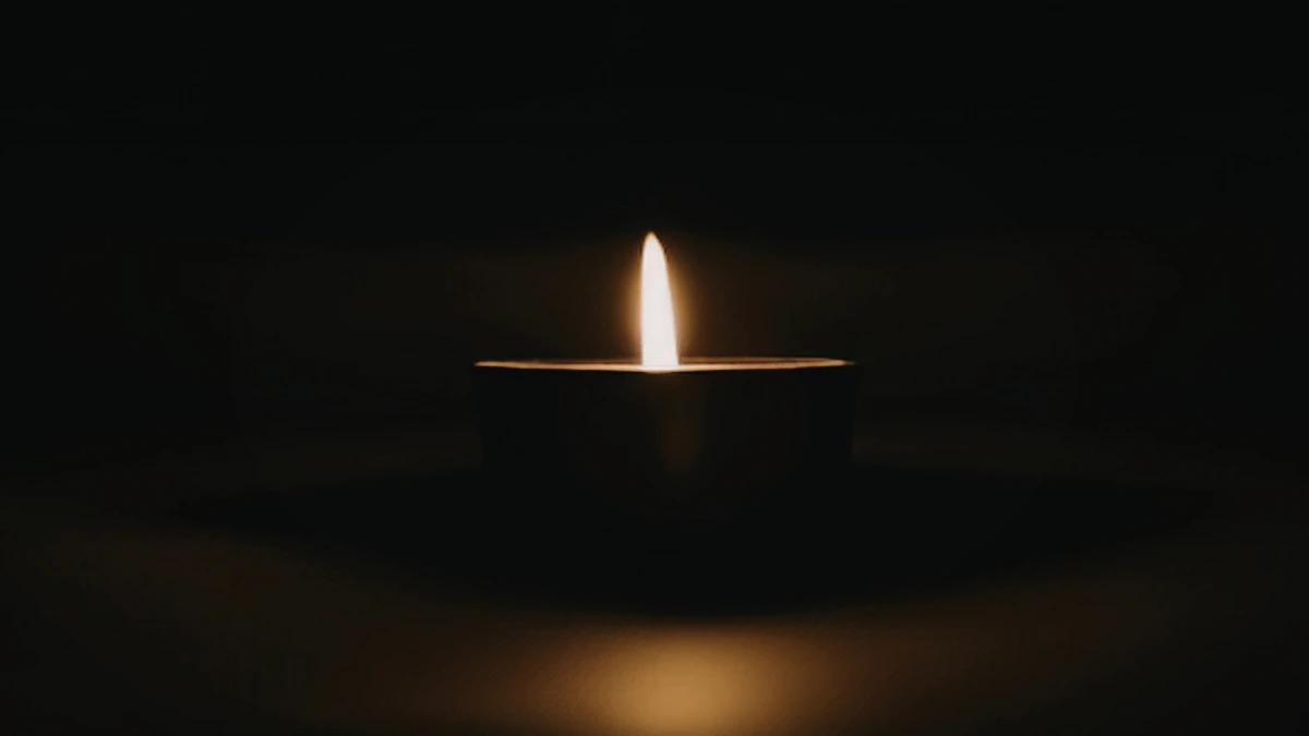 Flamme d’une bougie TEKAMAKA dans une ambiance calme