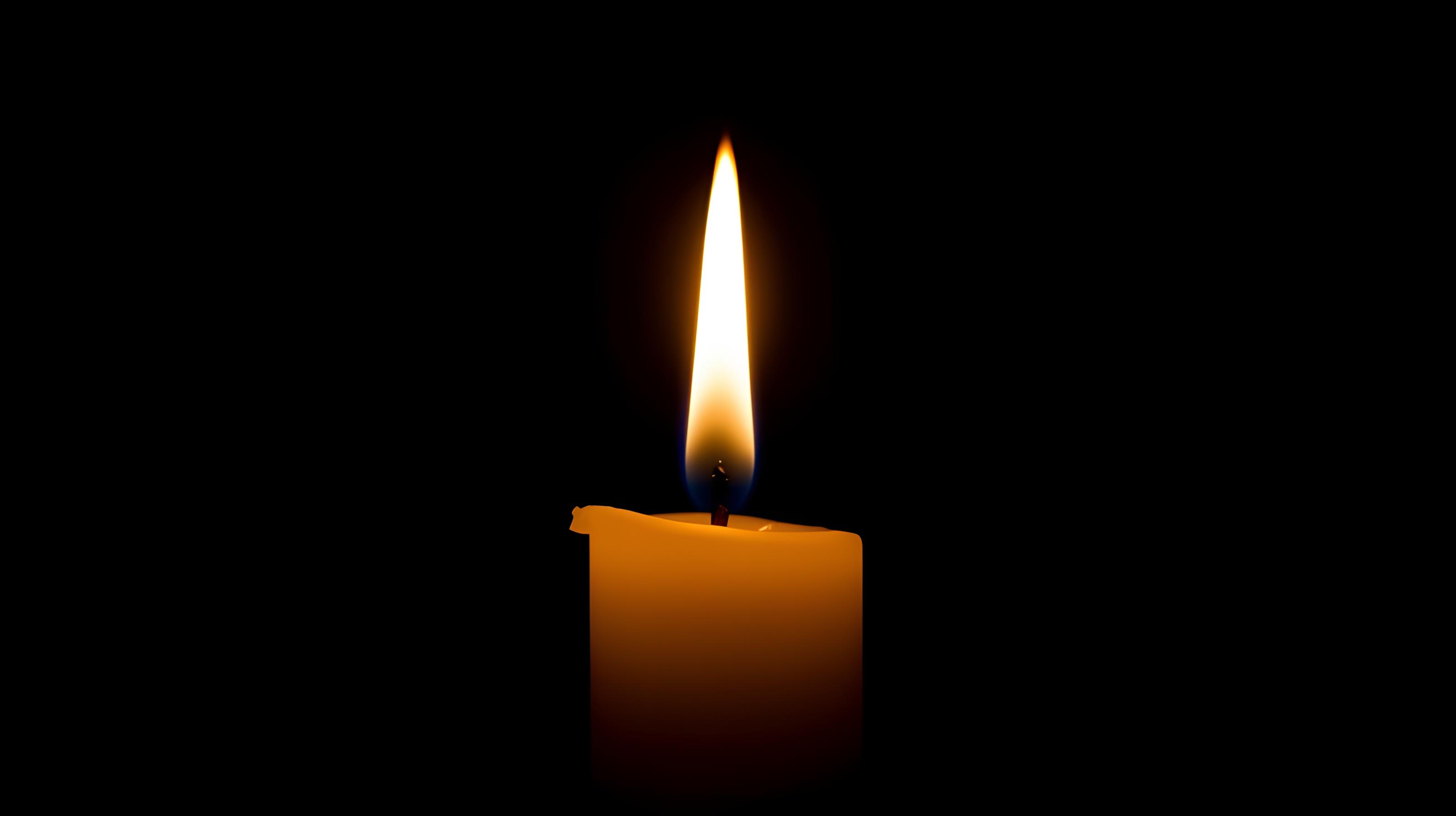 Flamme d’une bougie TEKAMAKA dans une ambiance calme